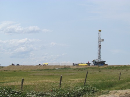 oil-rig-on-way-to-pawnee-buttes-national-grasslands