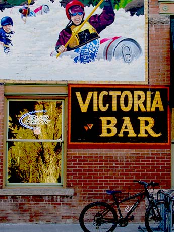 Victoria Bar, Salida
